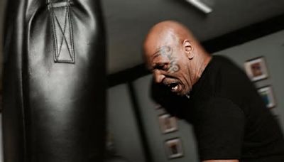 Mike Tyson luce como un joven de 20 años con un impresionante entrenamiento que noquearía a cualquiera