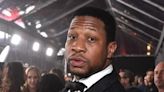 Jonathan Majors heroicamente detiene pelea escolar en un video que muchos creen que es montado