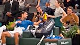 Pillan a Novak Djokovic recibiendo una misteriosa bebida en pleno partido