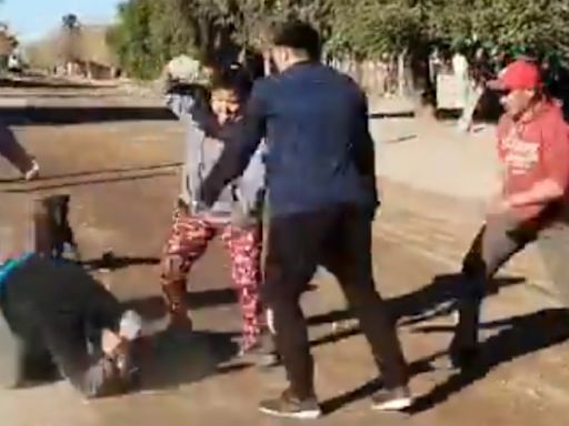 Brutal video: un joven fue linchado a rebencazos, piñas y patadas por haber robado una garrafa y un parlante