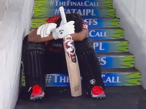 Rahul Tripathi sits inconsolably on stairs after terrible run out in KKR vs SRH IPL Qualifier 1; Gavaskar unleashes fury