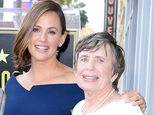 Jennifer Garner Shares the Parenting Tip She Got from Her Mom Pat That's 'Worth a Million Nos'