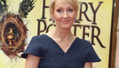 Críticas a J.K. Rowling por sus comentarios sobre la entrenadora trans del Sutton