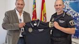 La policía de Calp, sin fondo de armario: malestar al recibir solo dos polos para todo el verano