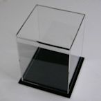 壓克力展示盒：壓克力展示盒尺寸：15x15x25cm (3mm透明五面蓋，加雙層5+3mm黑色底座)一組