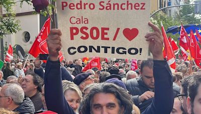 "Pedro, quédate" gritan miles manifestantes en Ferraz mientras desafían a la lluvia y el viento