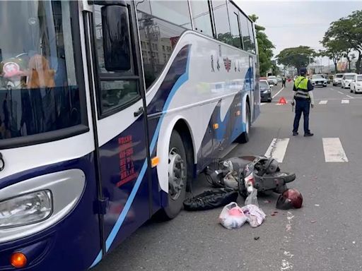 左有聯結車右有公車 險象環生！機車婦閃避人車倒地 - 社會