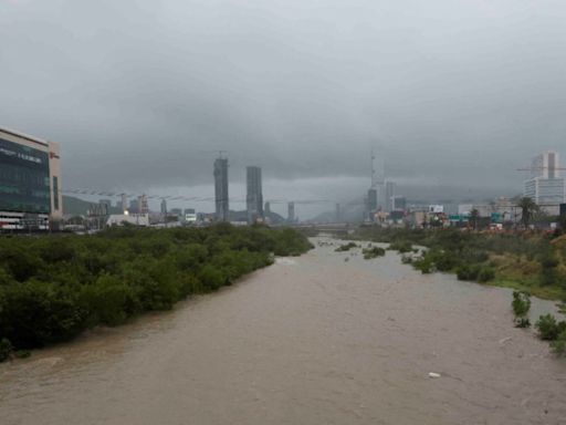 Nuevo León suspende labores y transporte por ‘Alberto’, solo están abiertos refugios y albergues