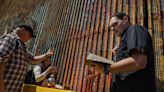 Activistas de México y EEUU protestan contra muro en Tijuana en Jueves Santo