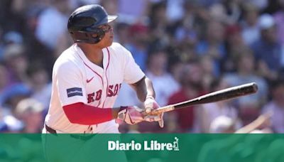 Rafael Devers pega dos jonrones, Boston supera a Bravos