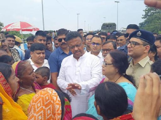 Firhad Hakim in flood-hit Bhutni islet of Manikchak block in Malda, Mamata Banerjee on call