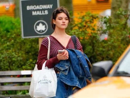 Suri Cruise ha compiuto 18 anni: la somiglianza con mamma Katie Holmes è impressionante