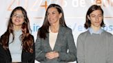 La reina Letizia apuesta por la comodidad con una chaqueta de cuadros y mocasines de tacón ancho