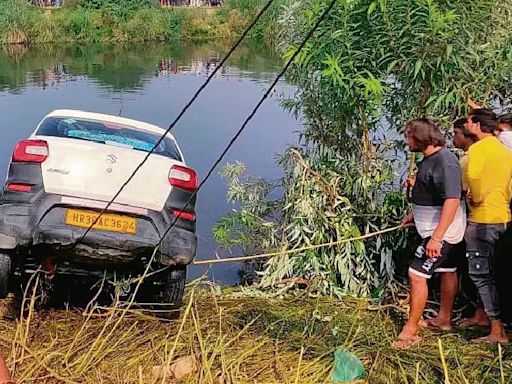 Driver dies as taxi falls into canal on Palwal-Aligarh Road