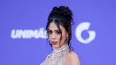 Danna Paola se arriesga con la mezclilla en los Latin AMAs y se roba todas las miradas