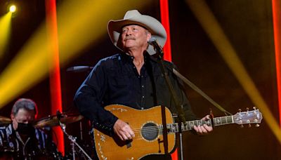 Alan Jackson bringing his ‘Last Call: One More for the Road Tour’ to Wisconsin