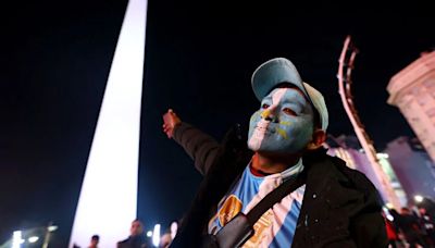 No durmió nadie: la locura volvió al Obelisco y una multitud festejó el bicampeonato toda la madrugada