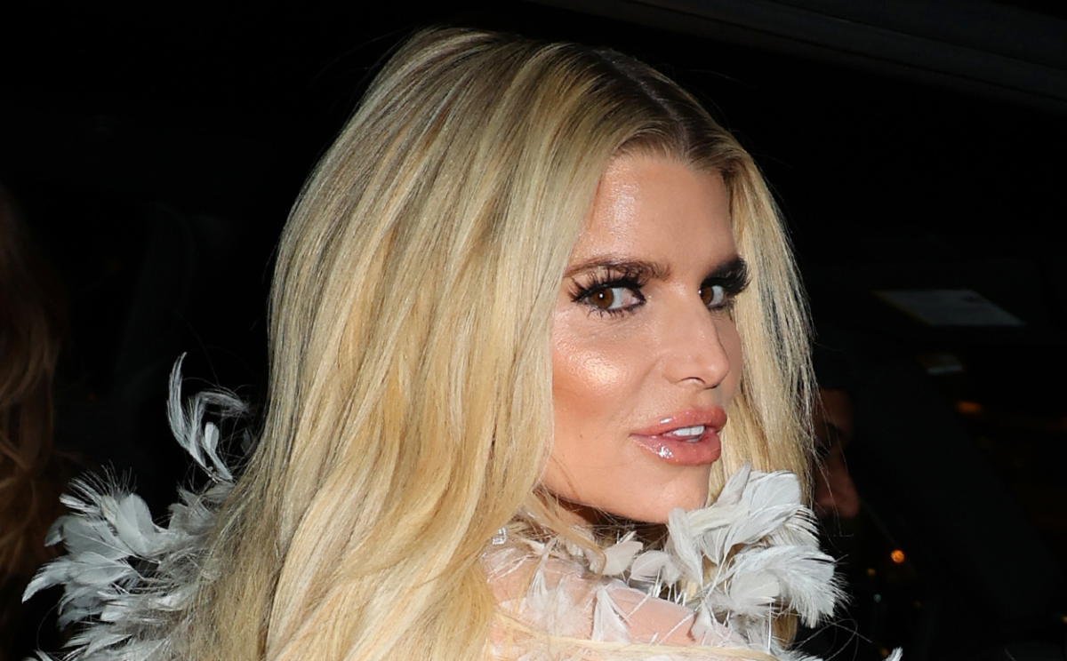 Jessica Simpson Teases Career Update in ‘Stunning’ Candlelit Photo That Has Fans ‘Crying'