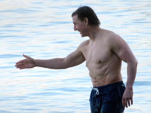 A sus 61 años, Tom Cruise presume de un físico envidiable en las playas de Mallorca