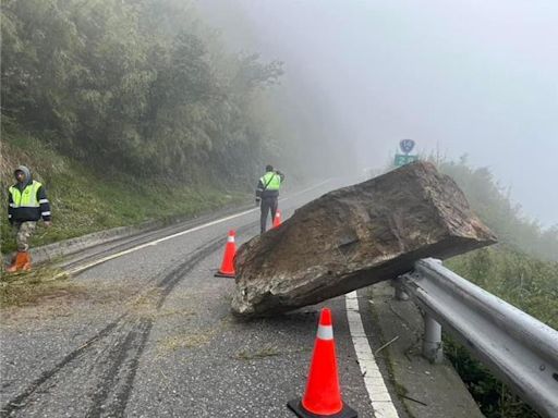 地震落下5顆巨石阻交通 合歡山公路交通一度中斷1小時 - 社會