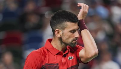 Djokovic se enfada con todos en Shanghai para sobrevivir