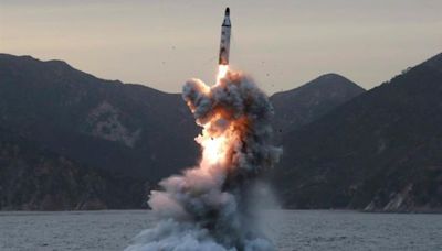Corea del Norte lanza un misil balístico frente a su costa este, según Corea del Sur