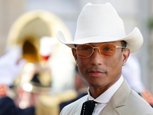 US-Sänger Pharrell Williams trägt olympische Fackel durch Pariser Vorort