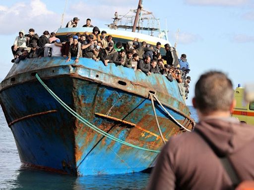 Investigación denuncia cómo los países del norte de África empujan a los migrantes al desierto con apoyo de la UE - La Tercera