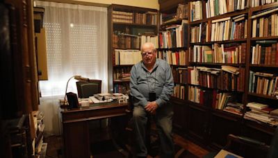 "Inicié la biblioteca con un libro de Sarandeses que me regaló Chema Guardado, cuando me visitó en Sevilla"
