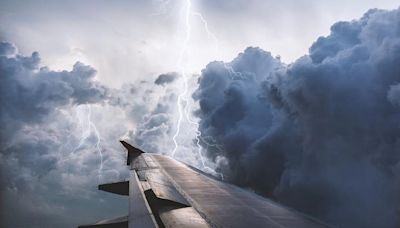 Momento en que rayo alcanzó avión en pleno vuelo