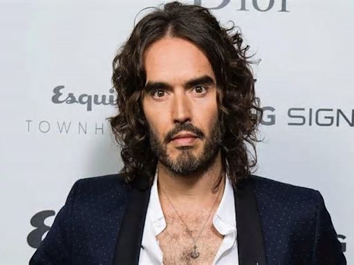 El actor Russell Brand anuncia su bautismo en la fe cristiana