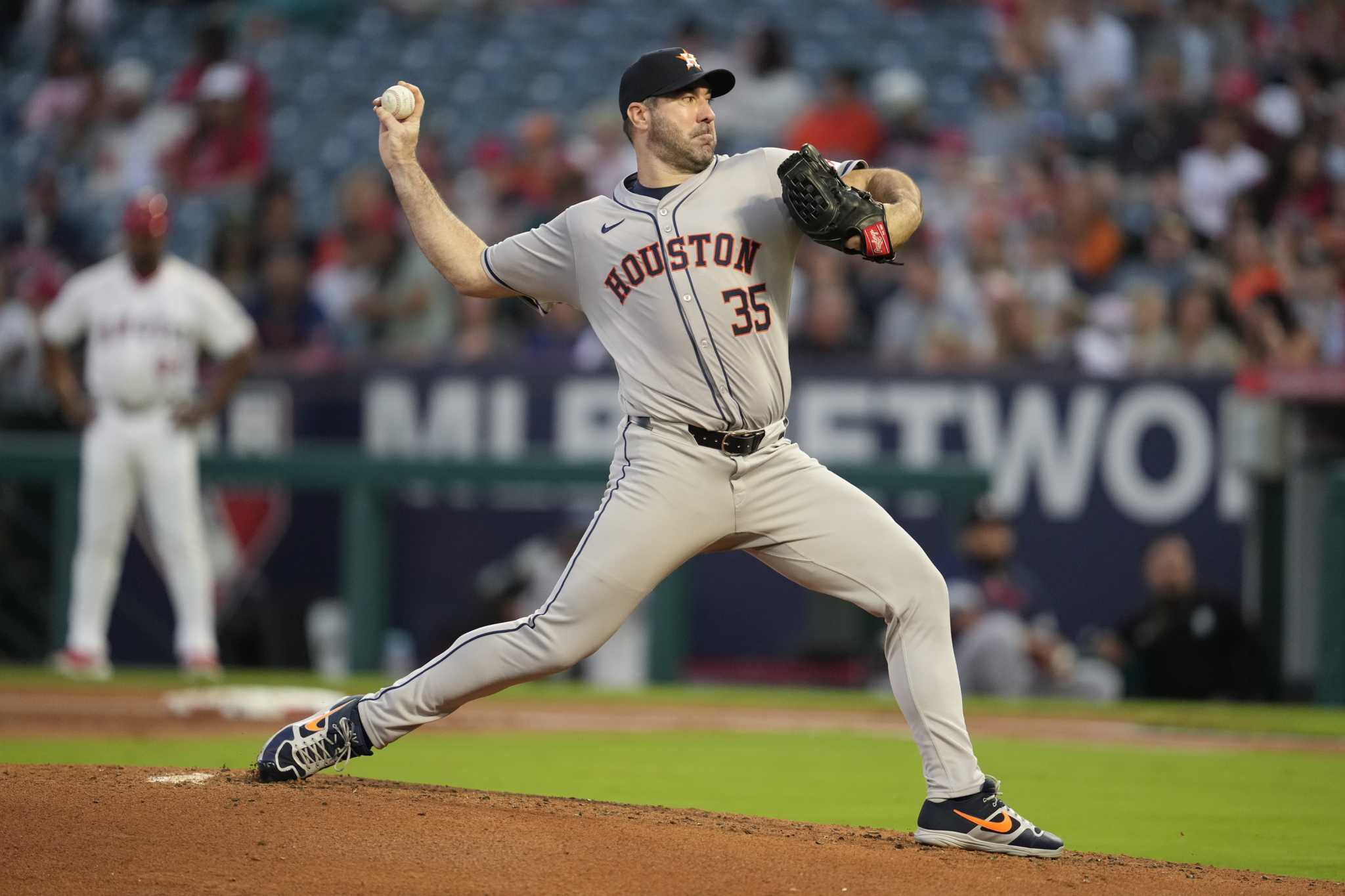 Verlander gets 1st win since May as Astros beat Angels 5-3