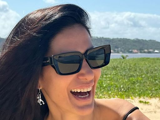 Silvina Escudero deslumbró con una MICROBIKINI de corazones desde las playas de Brasil