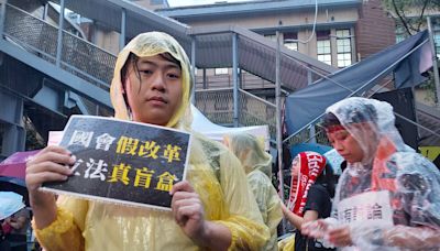 青島東路冒雨抗議的人們——原民青年、花蓮鄉親、共學親子，他們為何上街？