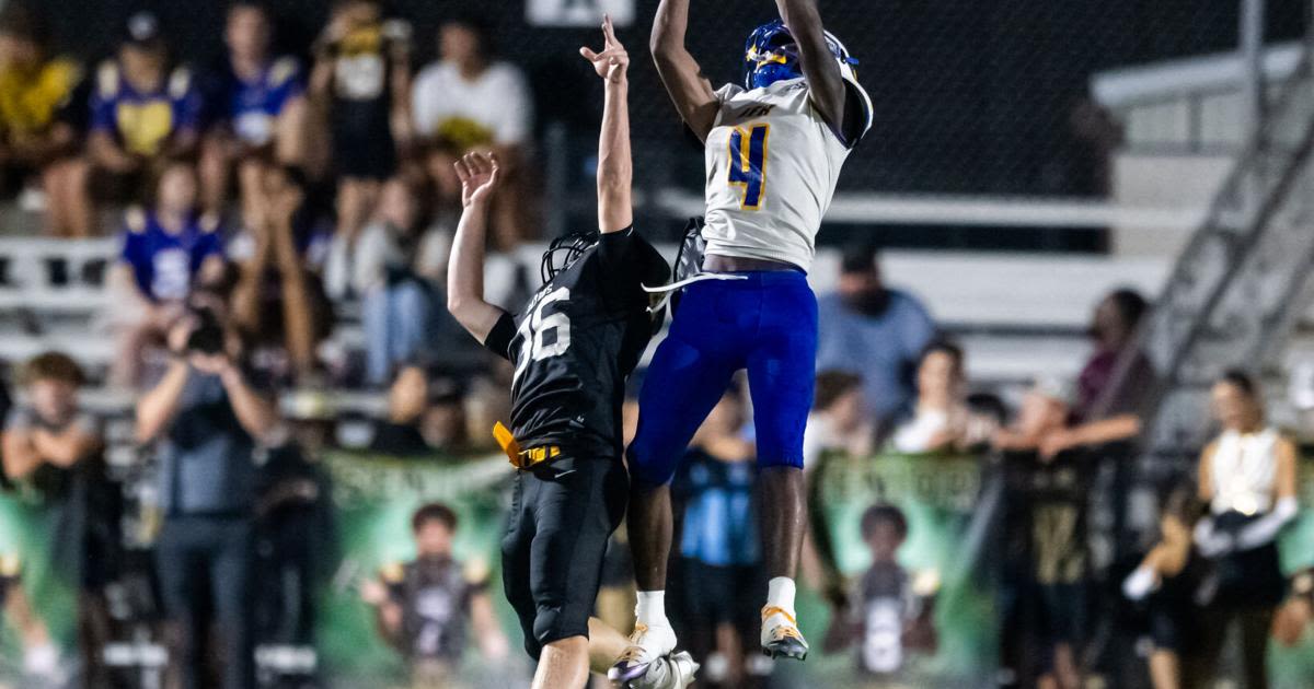 Photos: Kennedy holds of St. Amant at the Pit