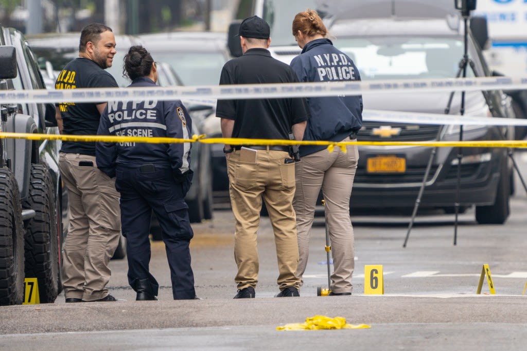 NYPD cops fatally shoot emotionally disturbed man holding 2 knives on Brooklyn street