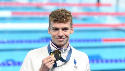 Il pose avec la médaille d’or de Léon Marchand : « le rêve éveillé » d’un ado en rémission d’un cancer