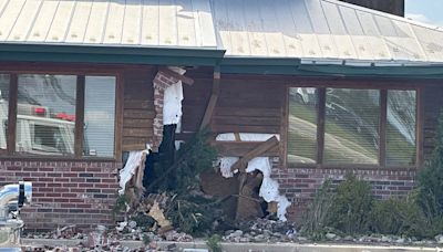 Semi driver dies after crashing into Texas Roadhouse in Warsaw