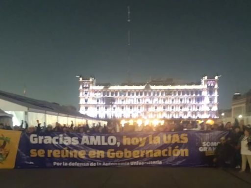 Protestan maestros y alumnos de la UAS en Palacio Nacional: “AMLO, ayúdenos a acabar con la corrupción”