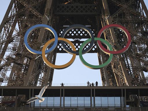 [EN IMAGES] Les anneaux olympiques ont pris place sur la Tour Eiffel à Paris