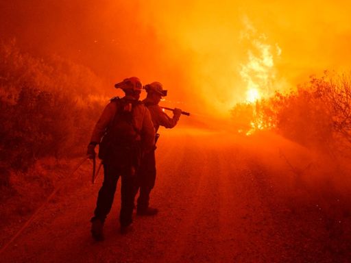 Wildfire near LA spreads to more than 15,600 acres, 20% containment