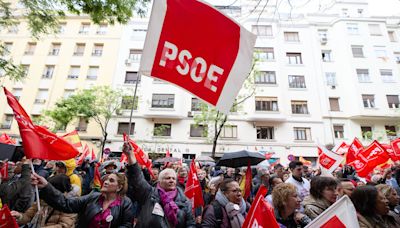 Militantes y simpatizantes del PSOE inundan Ferraz pese a la lluvia para trasladar su apoyo a Pedro Sánchez