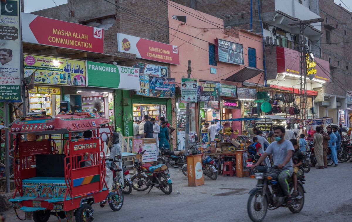 Pakistan Inflation Slows as Weak Demand Offsets Energy Cost Rise