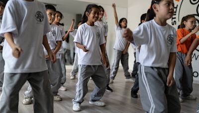 Una escuela de élite para niños vulnerables y migrantes en Colombia