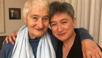 Foreign Minister Penny Wong pens moving tribute to late mother Jane Chapman