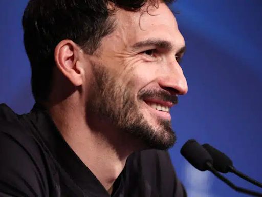 Mats Hummels growing impatient as Roma struggle to offload Chris Smalling