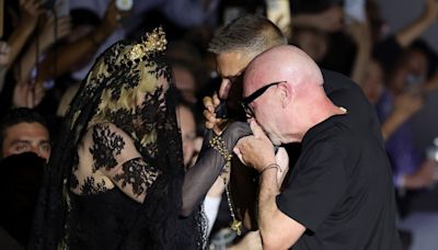 Madonna se emociona ao ser homenageada em desfile da Dolce & Gabbana em Milão