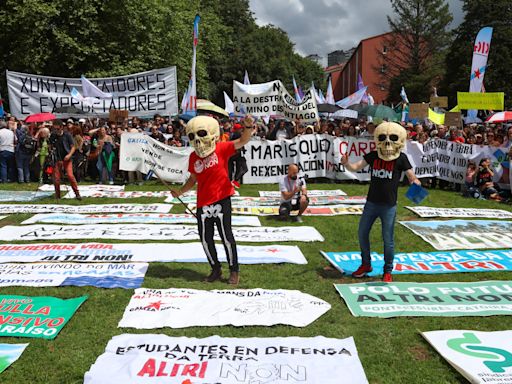 Miles de personas protestan en España contra el proyecto de una macrocelulosa portuguesa