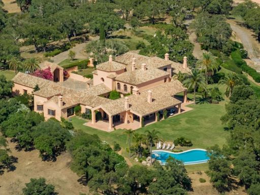 Las tres casas de la semana: vivir cerca de la mansión de Julio Iglesias en Ojén cuesta 10,5 millones de euros