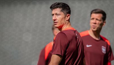 Lewandowski on Poland bench amid injury